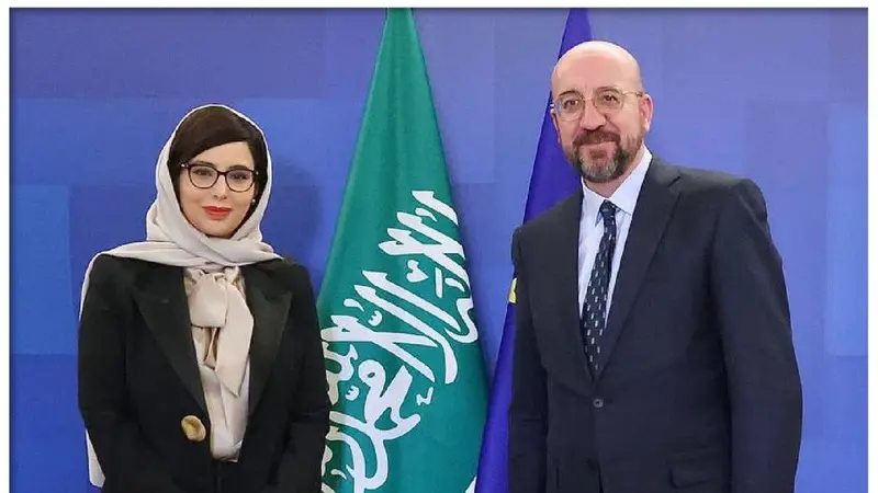 Duta Besar Arab Saudi untuk Uni Eropa Haifa al-Jedea saat menyerahkan mandatnya kepada Presiden Dewan Eropa Charles Michel. (Dok. Kemlu Arab Saudi)