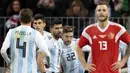 Para pemain Argentina merayakan gol yang dicetak Sergio Aguero ke gawang Rusia pada laga persahabatan jelang Piala Dunia 2018 di Stadion Luzhniki, Moskow, Sabtu (11/11/2017). Rusia kalah 0-1 dari Argentina. (AP/Pavel Golovkin)