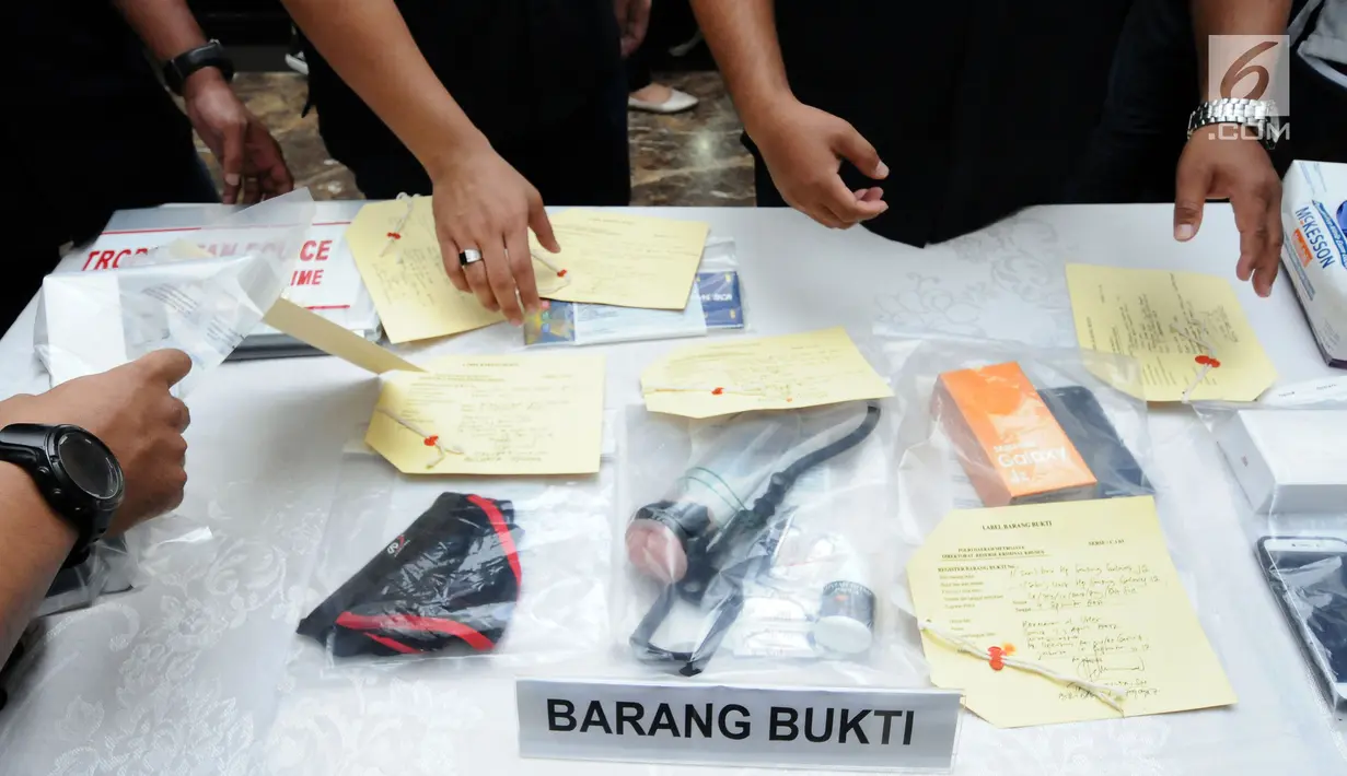 Petugas menunjukkan barang bukti kasus pornografi anak berbasis media sosial di Mapolda Metro Jaya, Minggu (17/9). Ditkrimsus Polda Metro Jaya menangkap tiga tersangka kasus pornografi anak berbasis media sosial. (Liputan6.com/Helmi Fithriansyah)