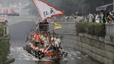 Peserta perahu naga dari desa Panting mendayung di sepanjang kanal di kawasan bersejarah Teluk Lychee di Guangzhou di Provinsi Guangdong, Tiongkok selatan, Jumat, 3 Juni 2022. Perlombaan perahu naga kembali digelar di beberapa bagian China untuk pertama kalinya sejak merebaknya pandemi pada akhir 2019, saat pembatasan dicabut bersama dengan penurunan besar kasus COVID-19. (AP Photo/Caroline Chen)