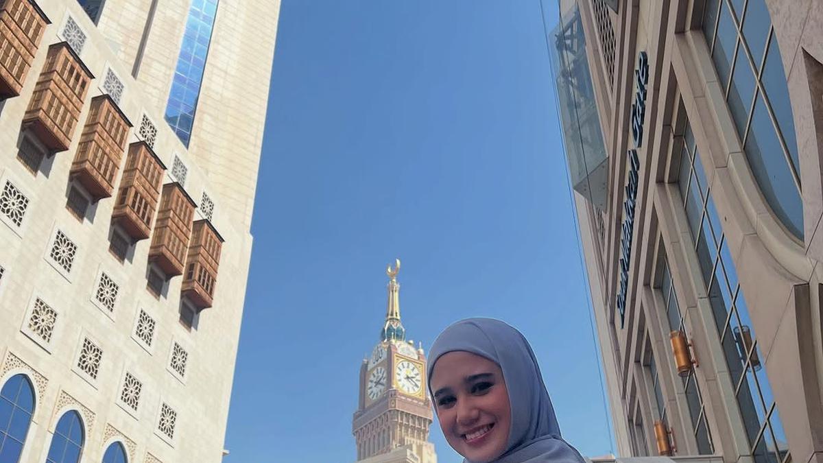 Pesona Menantu Cantik dan Soleha dari Tissa Biani Kenakan Kaftan Dress Lilac Saat Umroh