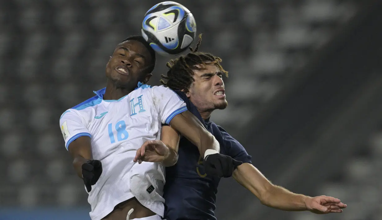 Striker Timnas Honduras U-20, Daniel Carter (kiri) berduel udara dengan bek Timnas Prancis U-20, Felix Nzouango pada laga terakhir Grup F Piala Dunia U-20 2023 di Unico Diego Armando Maradona Stadium, La Plata, Argentina, Senin (29/5/2023) dini hari WIB. (AFP/Juan Mabromata)