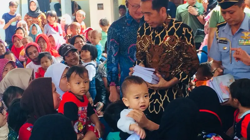 Jokowi bersama Presiden Bank Dunia Jim Jim Yong Kim blusukan di Bogor (Merdeka.com/Titin Supriyatin)