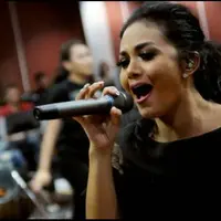 Diva Krisdayanti memutuskan untuk menjajal peruntungannya dalam bidang bisnis, KD melihat busana muslim sebagai sebuah peluang usaha yang menjanjikan