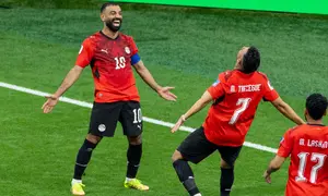 Trezeguet (7) Mesir merayakan golnya melawan Selandia Baru bersama rekan setimnya Mohamed Salah (10) selama pertandingan Grup G Piala Dunia antara Selandia Baru dan Mesir di Vancouver, British Columbia, Senin, 22 Juni 2026. (Timothy Matwey/The Canadian Press via AP)