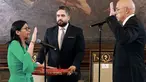 Foto yang dirilis oleh kantor pers Istana Miraflores ini menunjukkan Wakil Presiden Venezuela Delcy Rodriguez (kiri) mengucapkan sumpah sebagai Presiden sementara Venezuela di hadapan Ketua Majelis Nasional Venezuela Jorge Rodriguez (kanan) dan Wakil Nicolas Maduro Guerra (tengah) selama sidang Majelis Nasional di Caracas pada 5 Januari 2026. Parlemen Venezuela melantik Delcy Rodriguez sebagai presiden sementara pada 5 Januari 2026. (Foto oleh Marcelo Garcia/Kantor Pers Miraflores/AFP)
