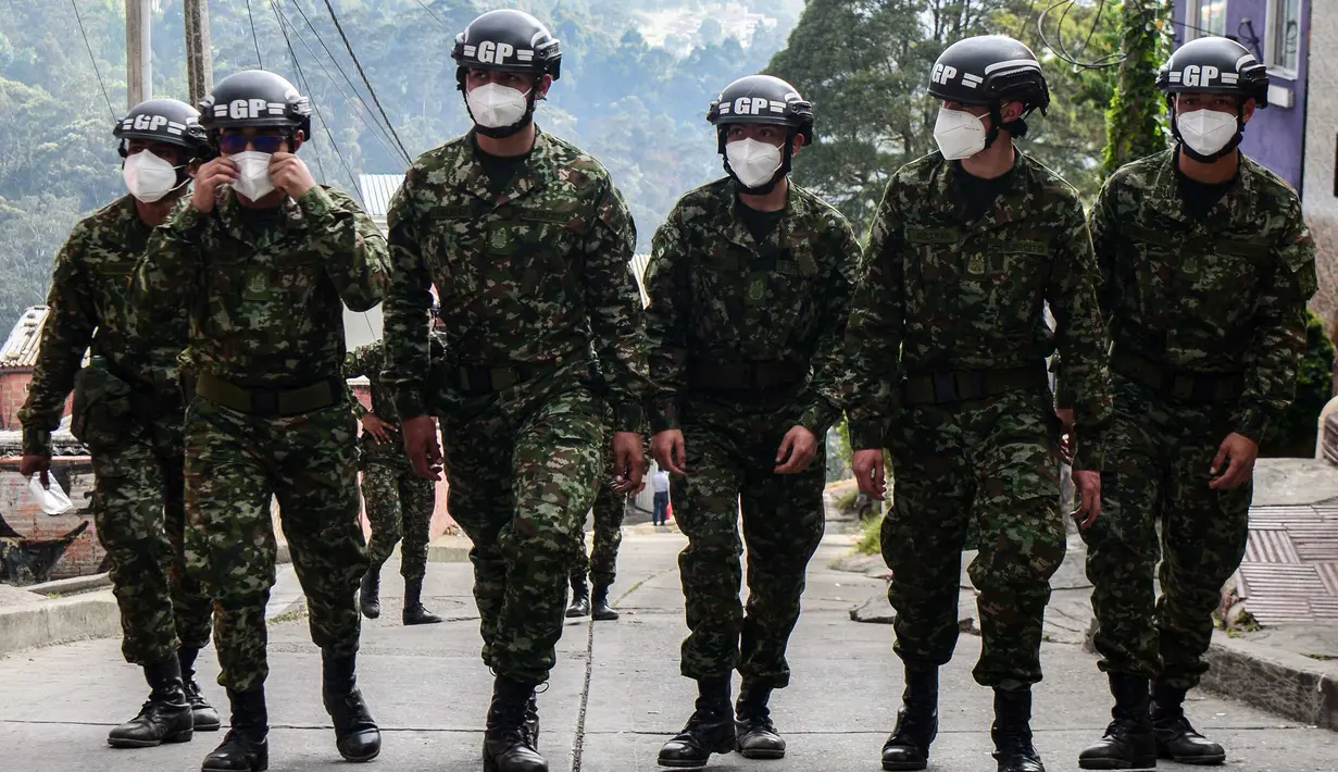 Tentara mengenakan masker akibat kebakaran hutan di bukit El Cable di Bogota pada 27 Januari 2024. (VANNESSA JIMENEZ/AFP)