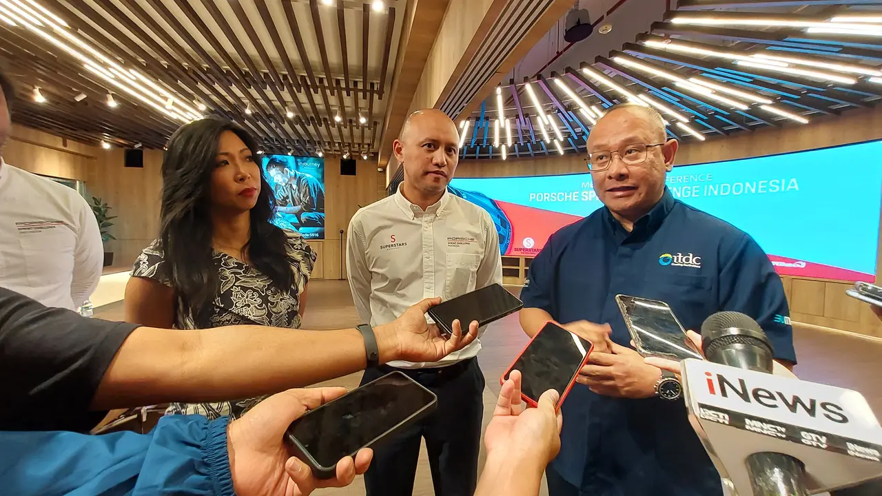 Direktur Operasi ITDC Troy Warokka dalam konferensi pers  Porsche Sprint Challenge Indonesia yang akan berlangsung di Mandalika, di Jakarta, Kamis (30/11/2023).