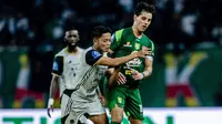 Bek kanan Persija Jakarta, Rio Fahmi menjaga dengan ketat winger Persebaya Surabaya, Bruno Moreira dalam laga pekan kesembilan BRI Super League 2025/2026 di Stadion Gelora Bung Tomo, Surabaya, Jawa Timur, Sabtu (18/9/2025) malam. (Dok. Persebaya)