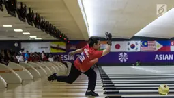 Atlet bowling Indonesia, Elsa Maris melempar bola saat tampil pada cabang tenpin bowling TPB 4 di Jaya Ancol Bowling Center, Jakarta, Selasa (9/10). Elsa Maris menyumbang medali emas keenam untuk Indonesia. (Bola.com/Vitalis Yogi Trisna)