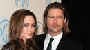 “Angelina dan Jolie keduanya tengah fokus pada anak mereka, dan sangat belum tertarik menjalin hubungan spesial degan siapapun untuk saat ini,” ujar sumber seperti yang dilasir Hollywoodlife.com (AFP/FREDERICK M. BROWN )