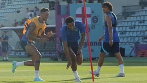 Pemain Inggris, Jude Bellingham (tengah) dan Ben White saat sesi latihan Timnas Inggris untuk Piala Dunia 2022 yang berlangsung di Al Wakrah Sports Complex, Qatar, Kamis (24/11/2022). (Bola.com/Ade Yusuf Satria)