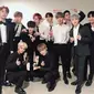 Wanna One dan piala AAA 2018 yang mereka raih (Soompi)