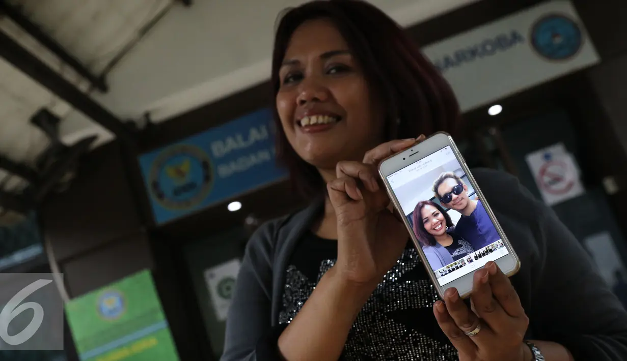 Elly Sugigi menunjukkan foto bersama Jupiter pada saat menjenguk Jupiter di BNN, Jakarta, Kamis (12/05). Polisi menangkap Jupiter Fortissimo di sebuah tempat karaoke di Jakarta Barat, Selasa dinihari, 10 Mei 2016. (Liputan6.com/Herman Zakharia)