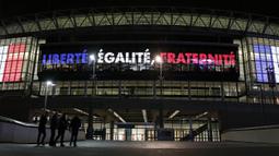 Lampu menyala dengan moto negara Prancis terpasang jelang laga persahabatan antara Inggris melawan Prancis di Stadion Wembley, Inggris, Senin (16/11/2015). (AFP Photo/Adrian Dennis)