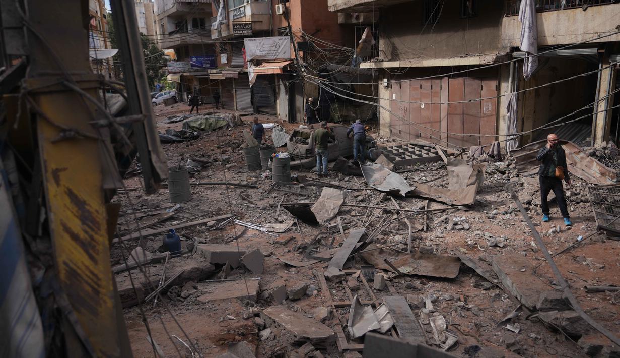 Pemerintah Lebanon terus menggalang dukungan internasional untuk menghentikan serangan serta menekan eskalasi konflik yang terus meningkat. Tampak dalam foto, warga memeriksa puing-puing dan kendaraan yang rusak di lokasi serangan udara Israel di Dahiyeh, pinggiran selatan Beirut, Lebanon, Kamis 9 April 2026. (AP Photo/Hassan Ammar)
