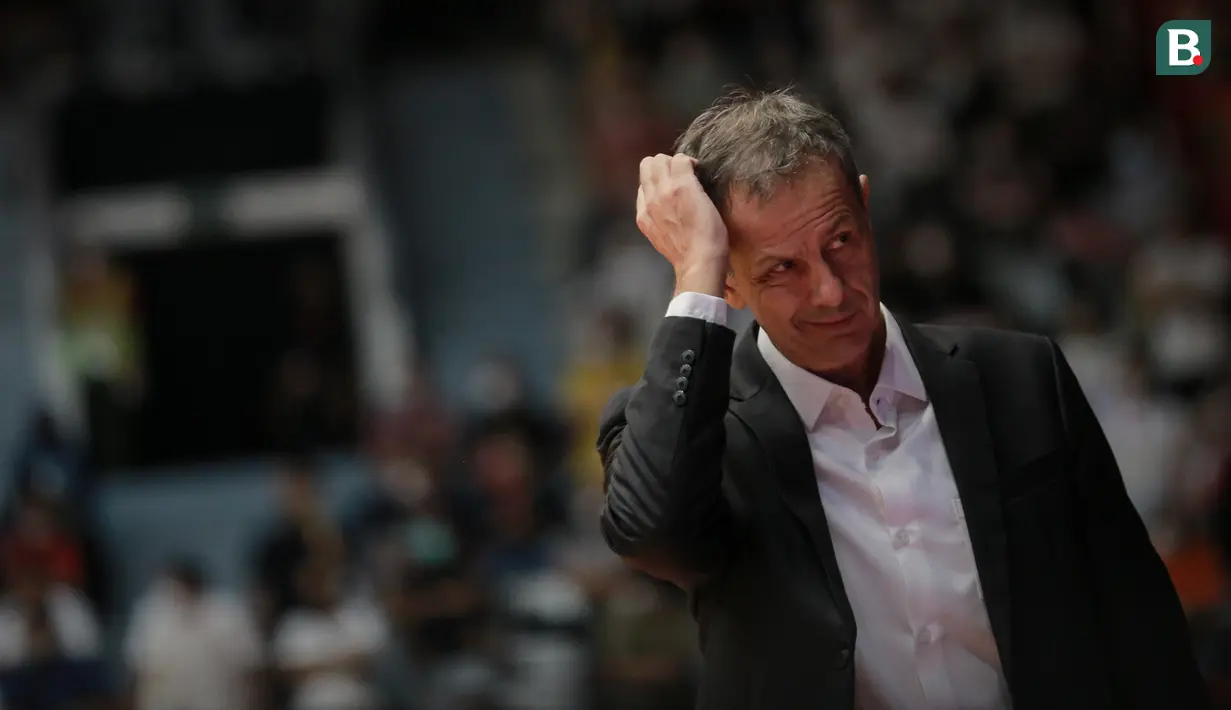 Reaksi kecewa pelatih Kepala Timnas Basket Indonesia, Milos Pejic saat matchday kedua Grup A FIBA Asia Cup 2022 antara Timnas Basket Indonesia melawan Timnas Basket Yordania di Istora Senayan, Jakarta, Kamis (14/07/2022). (Bola.com/Bagaskara Lazuardi)