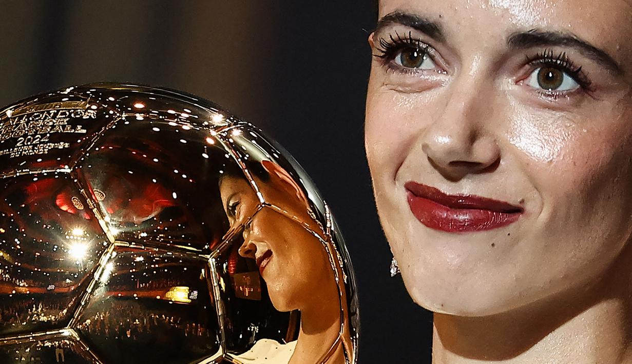 Pemain Barcelona, Aitana Bonmati saat menerima penghargaan Ballon d'Or pada acara yang berlangsung di Theatre du Chatelet, Paris, Selasa (29/10/2024) dini hari WIB. (AFP/Franck Fife)