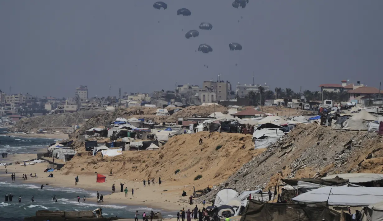 Meski sempat ditentang dengan alasan keamanan, pemberian bantuan yang dijatuhkan lewat udara akhirnya dilaksanakan. (AP Photo/Jehad Alshrafi)