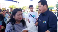 Erick Thohir saat meninjau pasar murah di Surabaya. (Dian Kurniawan/Liputan6.com)