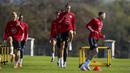 Pemain Timnas Wales, Gareth Bale, tampak serius mengikuti latihan jelang laga UEFA Nations League di Hensol, South Wales, Senin (31/8/2020). Wales akan berhadapan dengan Finlandia. (AFP/Geoff Caddick)
