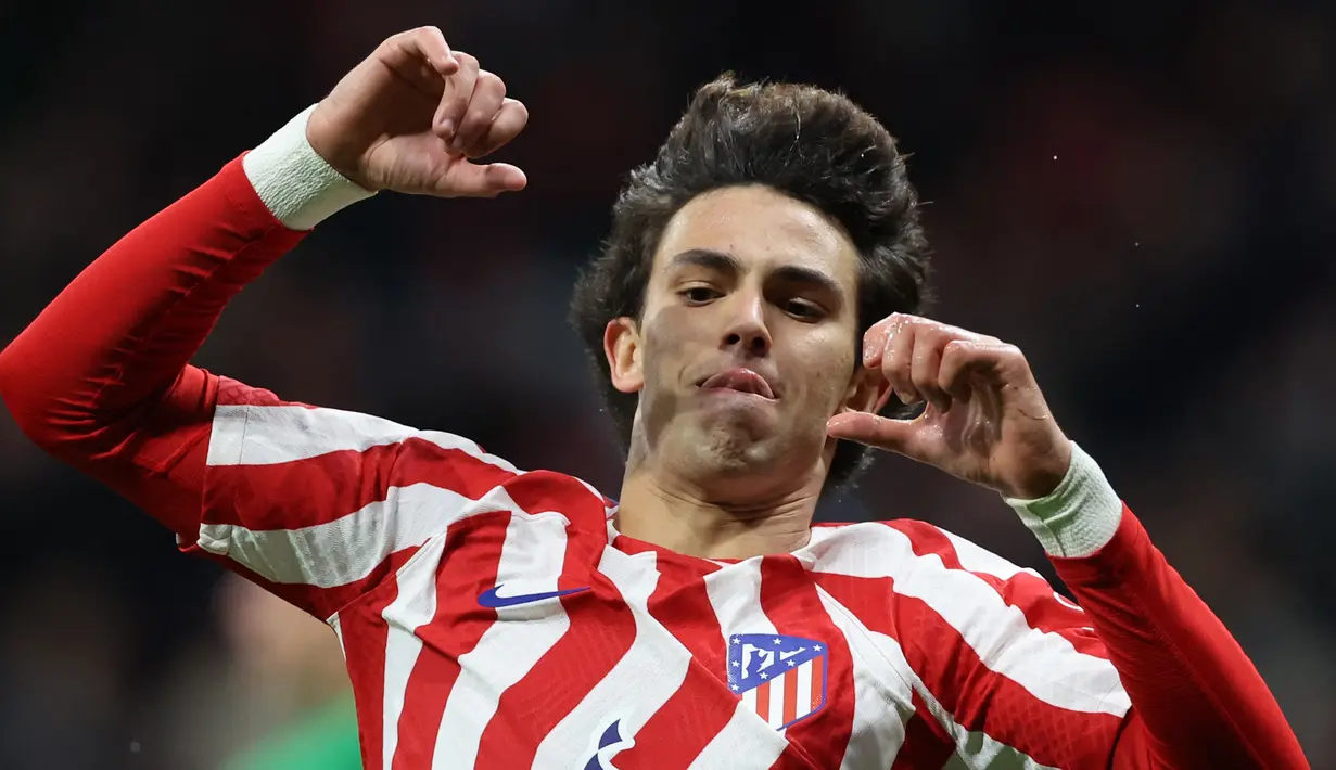 Joao Felix. Pemain asal Portugal berusia 37 tahun berposisi second striker ini menjadi pemain terbaru yang memperkuat Chelsea yang berasal dari Atletico Madrid. Ia didatangkan Chelsea pada bursa transfer musim dingin 2022/2023 berstatus pinjaman dari Atletico Madrid. Kepastian Chelsea mendapatkan Joao Felix diungkapkan Fabrizio Romano, jurnalis Italia yang merupakan pakar transfer sepak bola Eropa. Joao Felix hanya dipinjam hingga akhir musim 2022/2023 dengan biaya 11 juta euro. (AFP/Pierre-Philippe Marcou)