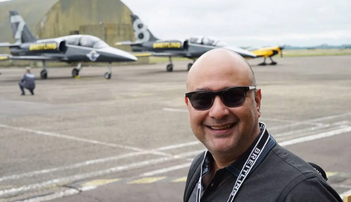 Irwan Mussry mengunggah foto dan menuliskan sebuah caption berbahasa Inggris yang artinya, "Waktunya pertunjukkan! Senang berada di sini bersama #BreitlingJetTeam - petualangan dimulai sekarang!" tulisnya. (Instagram/irwanmussry)