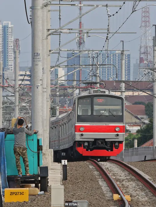 <p>Rangkain KRL Commuter Line bersiap menuju Stasiun Manggarai, Jakarta, Minggu (26/9/2021). Jalur layang (elevated track) KRL Bogor Line di Stasiun Manggarai yang terdiri dari empat peron bagi penumpang kereta relasi tujuan Jakarta-Bogor. (Liputan6.com/Herman Zakharia)</p>