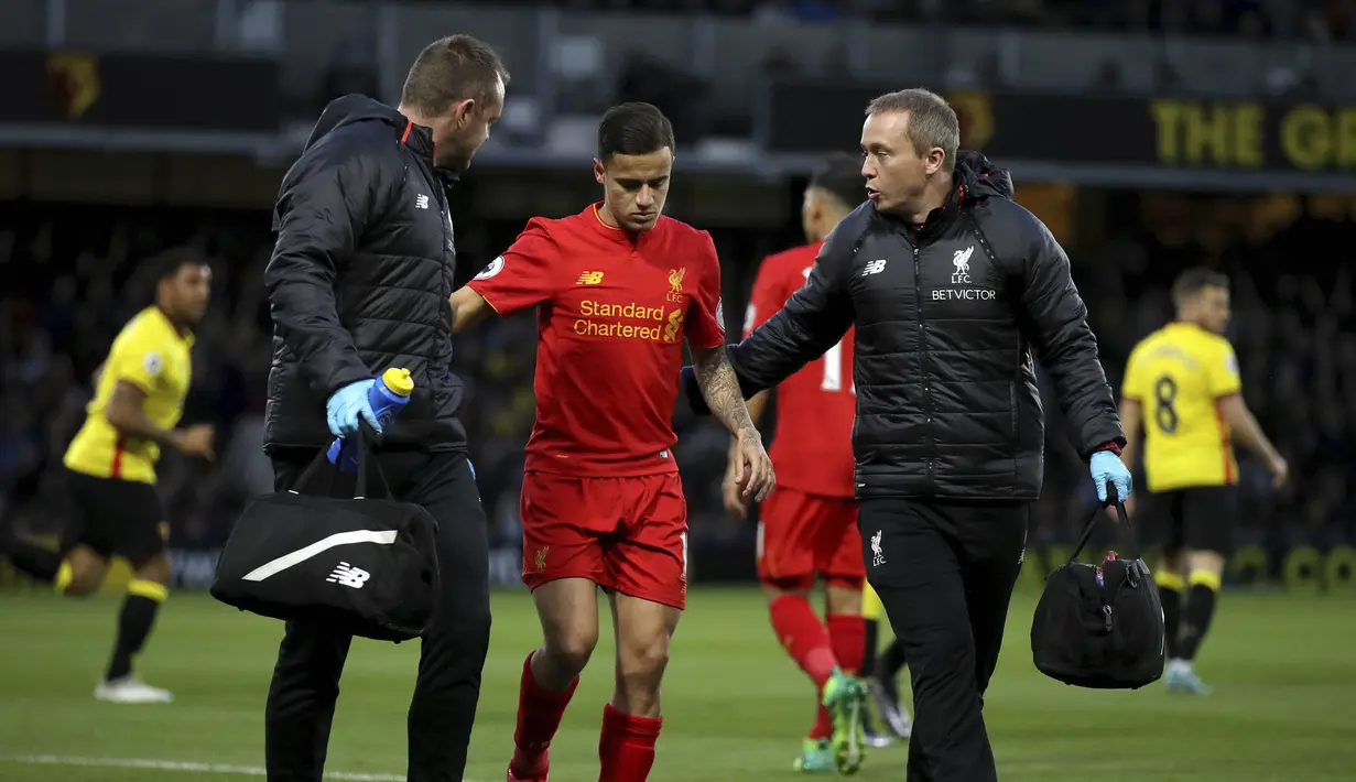 Gelandang Liverpool, Philippe Coutinho, mengalami cedera saat melawan Watford pada laga Premier League di Stadion Vicarage, Watford, Minggu (1/5/2017). Watford kalah 0-1 dari Liverpool. (AP/John Walton)