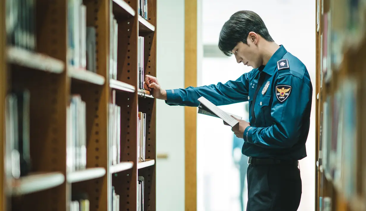 Mengenakan seragam rapi, Kim Ji Yong rajin mengikuti pelajaran, membaca buku di perpustakaan dengan ekspresi serius. (Foto: Disney+ Hotstar)