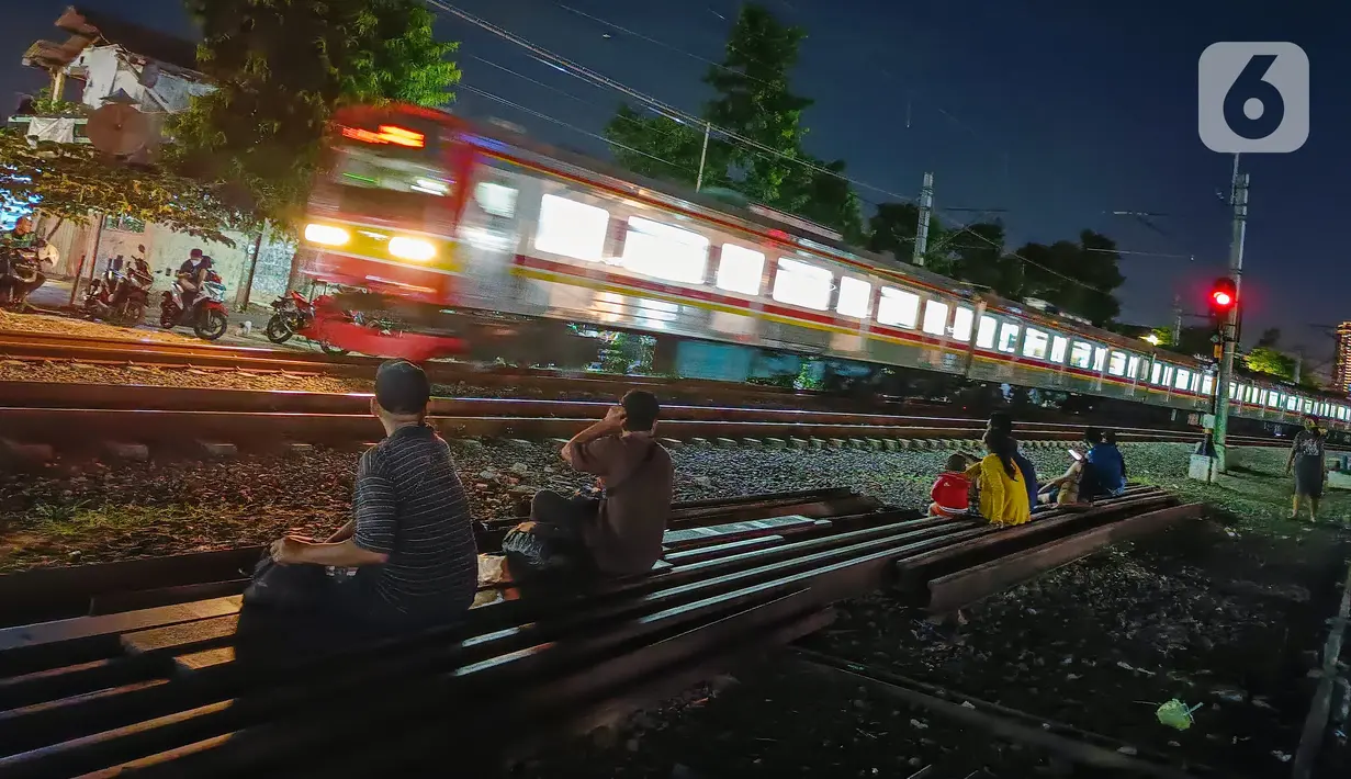 Kereta Rel Listrik yang melintas pada malam hari saat menggunakan kamera realme 9 Pro Plus dengan sensor Sony IMX76, Jakarta, Kamis (24/02/2022). Sensor ini, memiliki asupan cahaya yang masuk lebih banyak dan memungkinkan besaran megapiksel lebih tinggi.(Liputan6.com/Fery Pradolo)