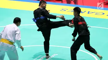 Pesilat Indonesia, Iqbal Candra Pratama saat bertarung melawan Pesilat Thailand, Porntep Poolkaew di Arena Pendopo Pencak Silat TMII, Jakarta, Kamis (23/8). Pesilat Iqbal unggul dengan skor 5-0 di kelas 60-65 kg. (Liputan6.com/Fery Pradolo)