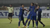 Bek Persib Bandung, Achmad Jufriyanto, merayakan gol yang dicetak ke gawang Persija Jakarta dalam laga yang berakhir imbang 1-1 di Stadion Gelora Bandung Lautan Api, Bandung, Sabtu (22/7/2017). (Bola.com/Vitalis Yogi Trisna)