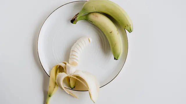 Mengonsumsi pisang