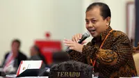 Ketua KPU DKI, Sumarno memberikan penjelasan dalam sidang kode etik penyelenggaraan Pilkada DKI 2017 di gedung Nusantara IV DPR, Senayan, Jakarta, Kamis (30/3). Sidang dipimpin oleh Ketua DKPP, Jimly Asshiddiqie dan anggota.  (Liputan6.com/Johan Tallo)