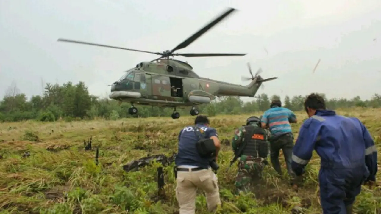 TNI AU dan Polisi Terjun dari Heli, Sergap 2 Pembakar Hutan