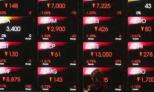 Selasa (9/9/2025) pagi, Indeks Harga Saham Gabungan (IHSG) kembali ambruk 1,47% ke level 7.653,65. Pergerakan IHSG hari ini masih melanjutkan sentimen negatif pada sore kemarin, Senin (8/9/2025) yang ditutup turun 1,28%. (AP Photo/Tatan Syuflana)