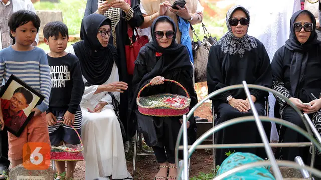 [Bintang] Pemakaman ayah Kiki Amalia