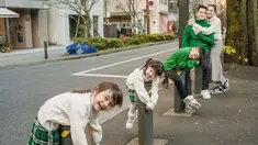 Liburan ke Jepang bersama suami dan ketiga anaknya, pemotretan keluarga ini pun terlihat kocak. Tampil kompak dengan busana senada, anak-anak Maya ternyata punya gaya yang menggemaskan. Bertengger di pembatas jalan, pose pemotretan ini pun terlihan semakin lucu. (Liputan6.com/IG/@mayaseptha7)
