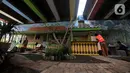 Petugas PPSU Kelurahan Joglo menyelesaikan pembangunan Taman Betawi di kolong Tol JORR W-2 Joglo, Jakarta Barat, Minggu (17/11/2019). Pembangunan Taman Betawi di kolong Tol JORR W-2 Joglo bertujuan agar lokasi tersebut menjadi sarana rekreasi warga sekitar. (merdeka.com/Iqbal Nugroho)