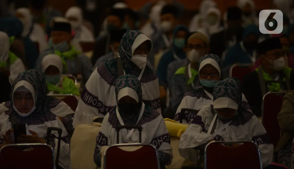 Jemaah calon haji kelompok terbang (kloter) 1 embarkasi haji Jakarta - Pondok Gede menunggu keberangkatan menuju Bandara Soekarno - Hatta di Asrama Haji Pondok Gede, Jakarta, Sabtu (4/6/2022) dini hari. Sebanyak 389 calon haji asal DKI Jakarta yang tergabung dalam kloter 1 embarkasi haji Jakarta - Pondok Gede diberangkatkan menuju tanah suci Arab Saudi melalui Bandara Internasional Soekarno - Hatta. (merdeka.com/Imam Buhori)