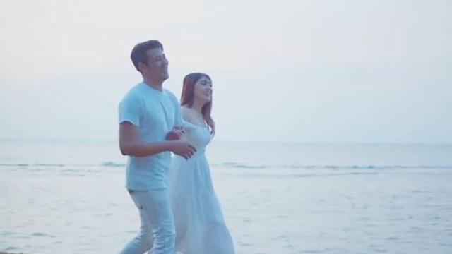 7 Gaya Via Vallen Tampil Kompak dengan Kekasih Ini Didoakan Segera Menikah