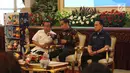 Presiden Joko Widodo (tengah) bersama Mensesneg Pratikno (kiri) dan Kepala Bekraf Triawan Munaf saat menghadiri promosi Asian Games 2018 di Istana Negara, Jakarta, Selasa (5/6). (Liputan6.com/Angga Yuniar)