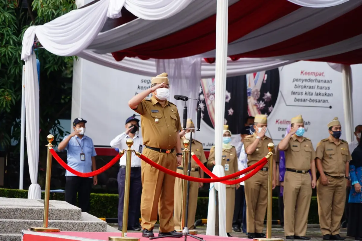Bupati Garut Rudy Gunawan, saat memimpin apel gabungan setiap hari Senin, di lapangan Setda Garut. (Liputan6.com/Jayadi Supriadin)
