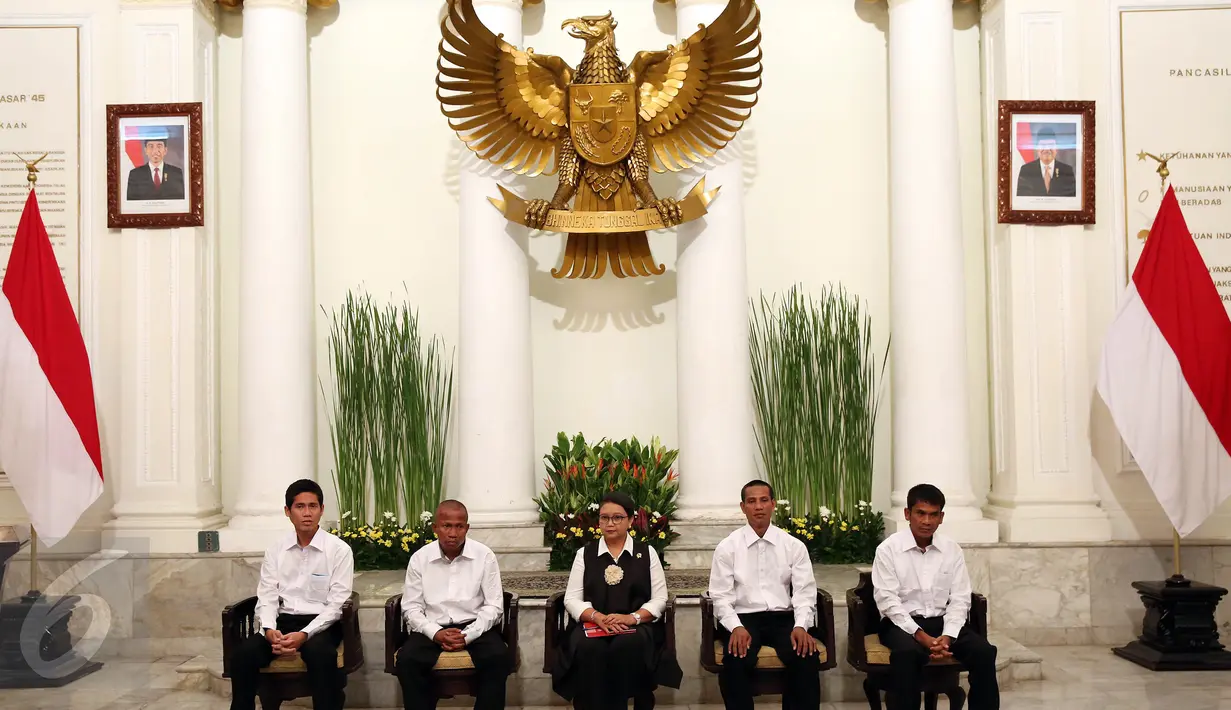 Menlu, Retno Marsudi bersama empat korban WNI yang di sandera perompak Somalia saat serah terima korban sandera Perompak kepada keluarga di Kemenlu, Jakarta, Senin (31/10).  (Liputan6.com/Johan Tallo)