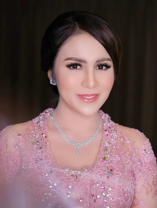 Selain pandai memilih busana kebaya yang cantik, Momo juga terlihat memperhatikan riasan wajahnya. Wanita 33 tahun ini memilih makeup flawless yang dipadukan dengan kebaya berwarna merah muda. Tak sedikit netizen yang menyebut Momo makin cantik. (Liputan6.com/IG/@therealmomogeisha)