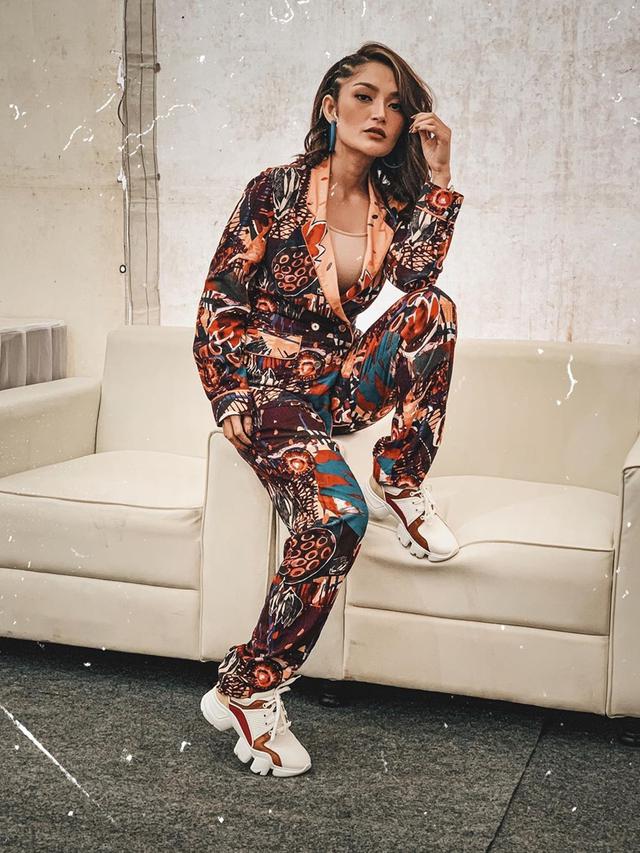 FOTO: Gaya Modis Siti Badriah di Luar Panggung