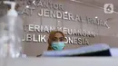 Petugas melayani warga melakukan pengurusan pajak di kantor Pajak Sudirman, Jakarta, Selasa (25/8/2020). Saat ini, pemerintah memberikan diskon sebesar 30 persen untuk mendorong pemulihan perekonomian nasional yang melemah akibat pandemi. (Liputan6.com/Angga Yuniar)