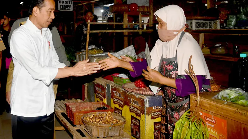 Presiden Jokowi saat meninjau Pasar Purworejo, Kabupaten Purworejo, Provinsi Jawa Tengah