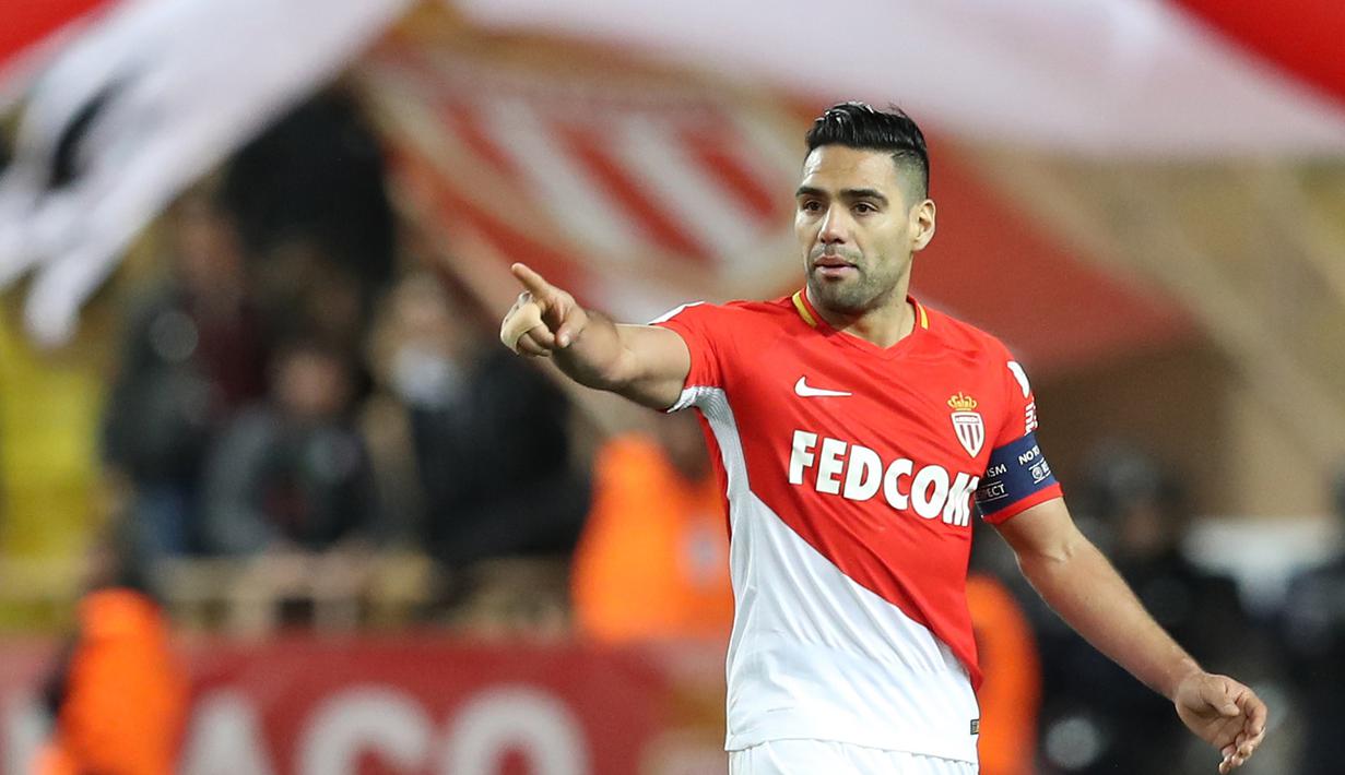 Penyrang AS Monaco, Radamel Falcao merayakan golnya ke gawang Nice pada lanjutan Ligue 1 di Louis II Stadium, Monaco, (16/1/2018). AS Monaco bermain imbang 2-2 dengan Nice. (AFP/Valery Hache)